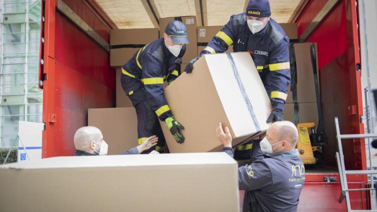 Zlínský kraj dostal 227 tisíc antigenních testů pro školy, rozváží je hasiči