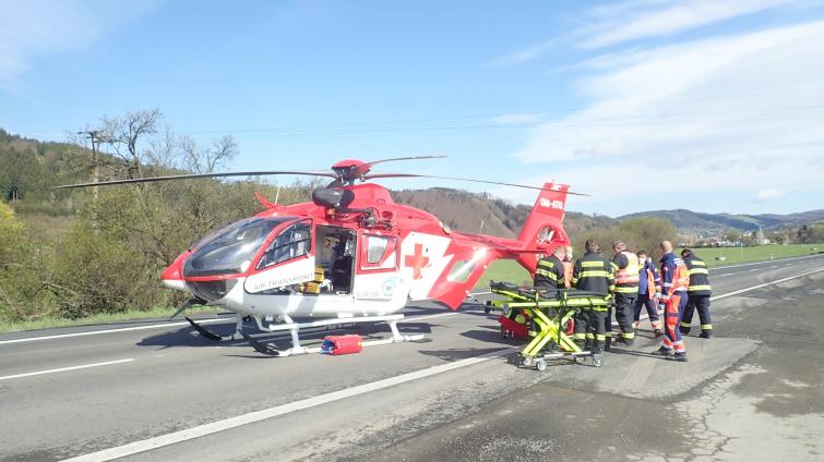 Vážná dopravní nehoda na Vsetínsku. Řidičku musel transportovat vrtulník