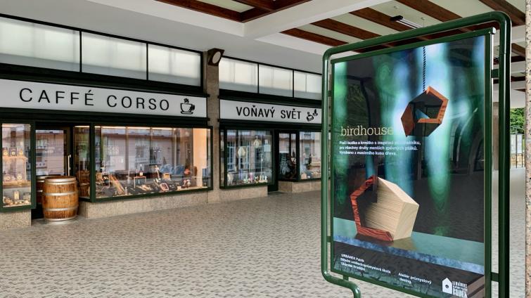 Lázeňskou kolonádu zdobí designové ptačí budky a krmítka