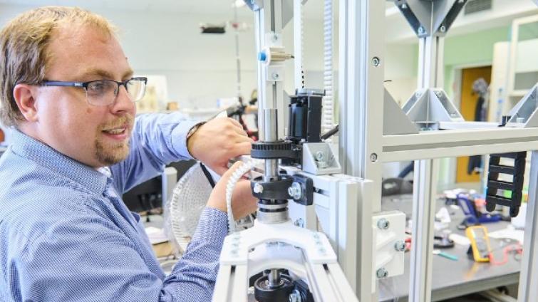 Na zlínské univerzitě vyvíjí robota na ochranu rajčat