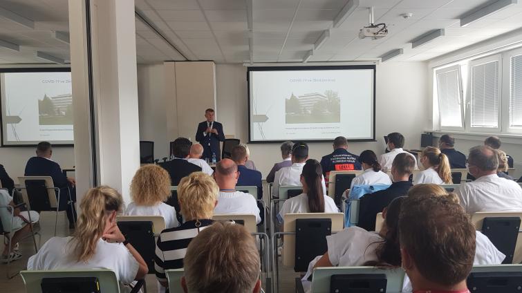 Premiér Babiš navštívil Baťovu nemocnici