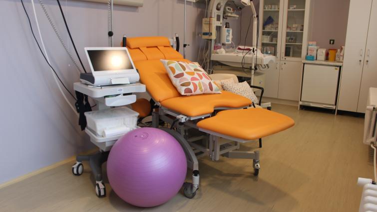 V nových porodních sálech se budou rodičky cítit jako doma