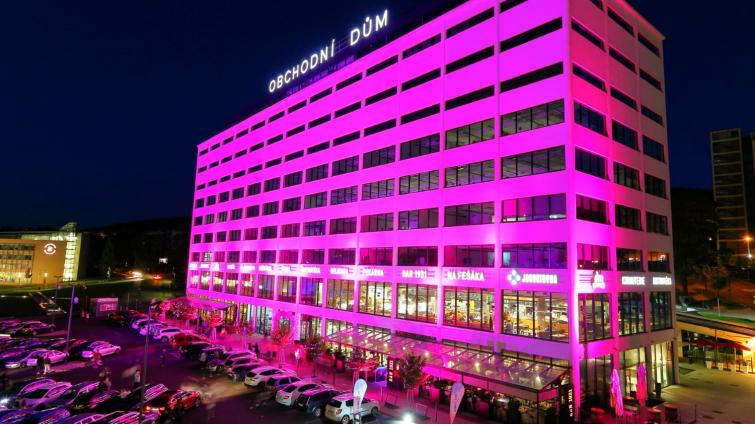 Na podporu zlínské onkologie se Obchodní dům rozsvítil narůžovo
