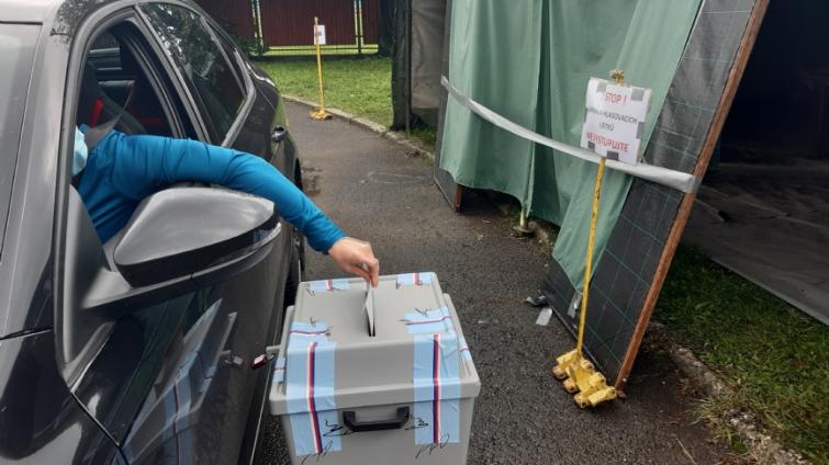 Voliči v izolaci či karanténě mohou jít k volbám už dnes