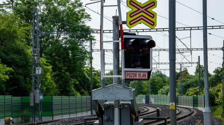 Smrt na kolejích. V Otrokovicích srazil vlak starší ženu