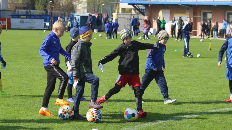 Děti si zahrály fotbal na ligovém stadionu. Zlínská Letná otevřela brány