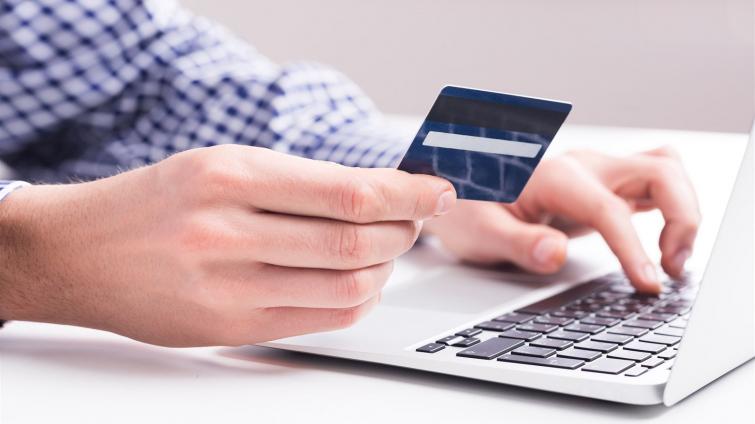 Muž chtěl zúročit rodinné úspory investováním do kryptoměny. Přišel o více než milion korun