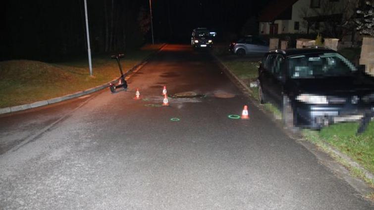 Třiačtyřicetiletý muž zemřel po pádu na elektrokoloběžce. Neměl přilbu 