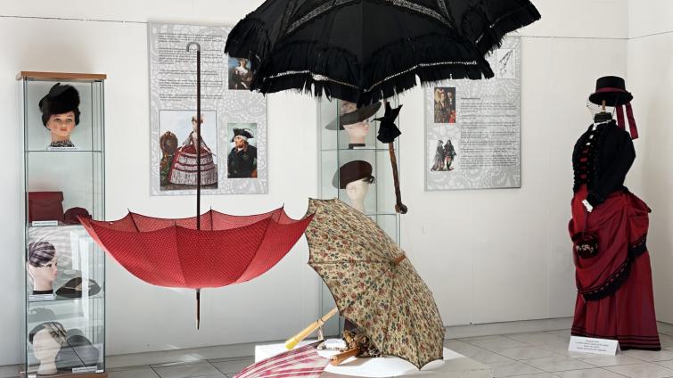 Výstava v luhačovické galerii Elektra oslavuje krásu a eleganci let minulých