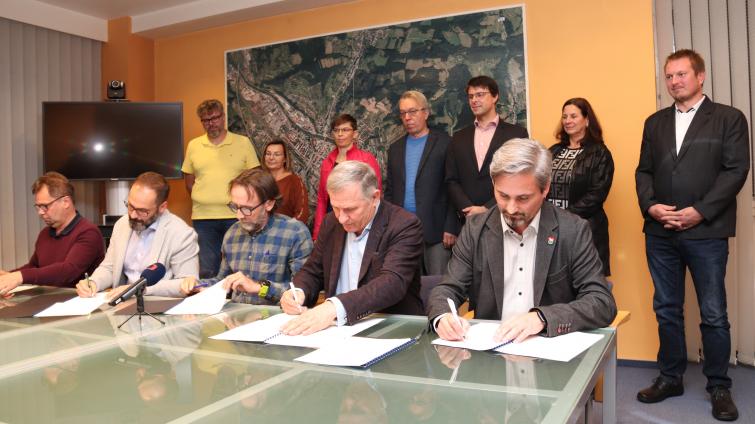 Ve Vsetíně podepsali koaliční smlouvu. Pět stran povede jako starosta Jiří Čunek