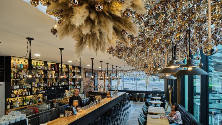 „Nejvánočnější bar“ v Obchodním domě zdobí 12 tisíc baněk! Jejich výroba zabrala celý měsíc, instalace čtyři dny