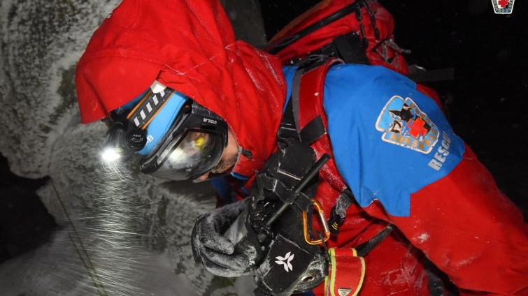 Rušná noc záchranářů horské služby: pátrání po turistovi a transport dvou místních do lékařské péče