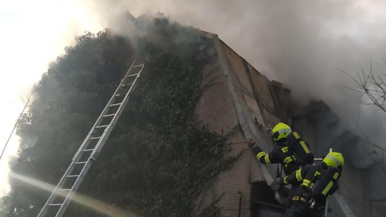 V Holešově hoří dům využívaný bezdomovci. Pro jednoho muže musela přijet záchranka