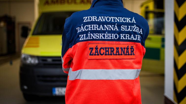 Imobilní muž spadl z vozíku a nemohl se dostat zpět. Na podlaze ležel dva dny