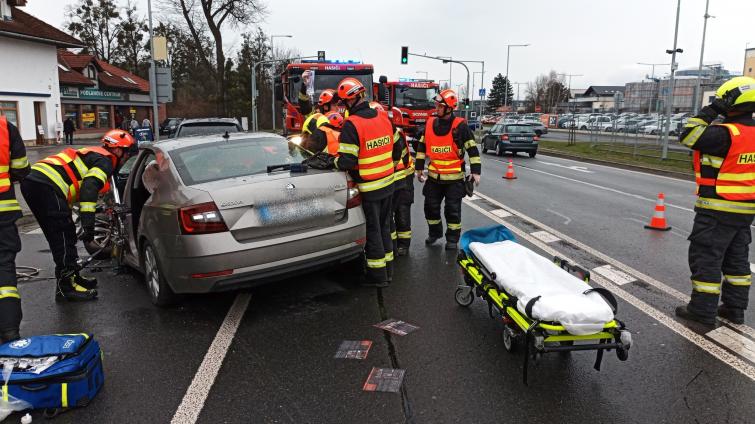 U vážné nehody tří osobních aut v Rožnově zasahoval vrtulník