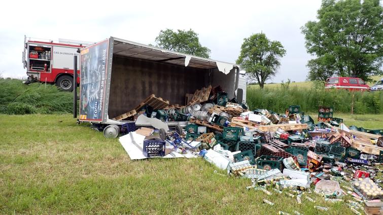 Milovníci zlatavého moku zapláčou. Pivo z havarovaného náklaďáku skončilo na louce