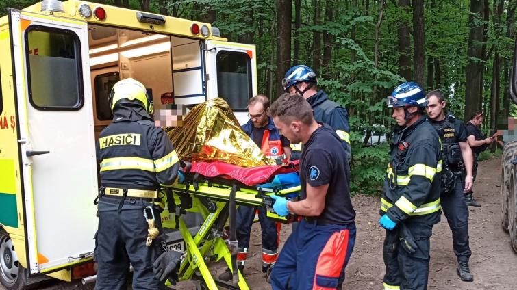 V lesním potoce ve Zlíně-Malenovicích našli muže. Podle hasičů měl veliké štěstí
