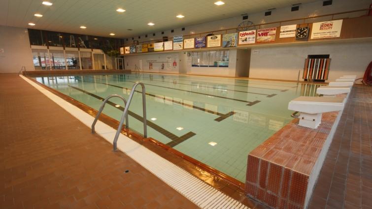 Kroměřížská radnice chystá rekonstrukci plaveckého bazénu. Postavte nový, zní z opozice