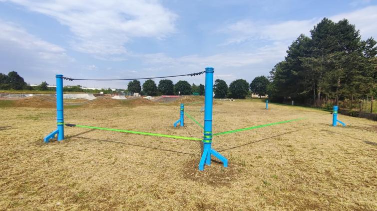 Free-time zóna na otrokovických Trávníkách má novou slackline dráhu a parkourové hřiště