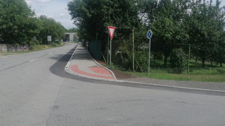 Kolem Štěrkoviště už projdete bezpečně díky novému chodníku