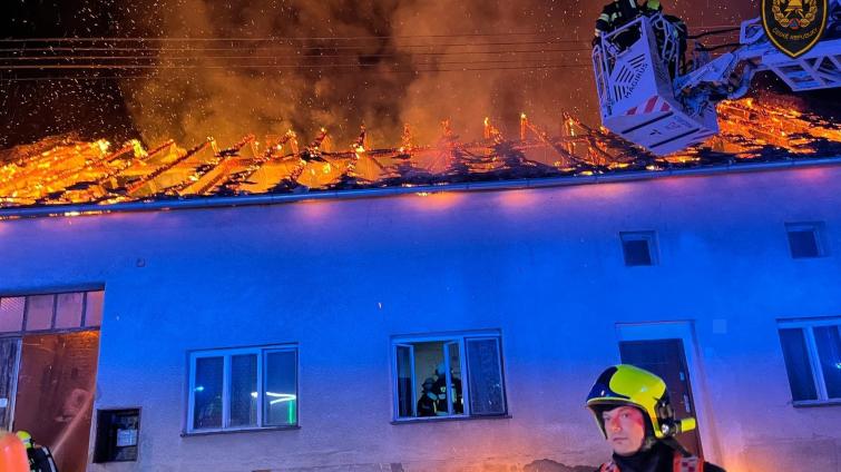 Majitel netušil, že mu nad hlavou hoří. Hasiči museli vyhlásit druhý stupeň požárního poplachu