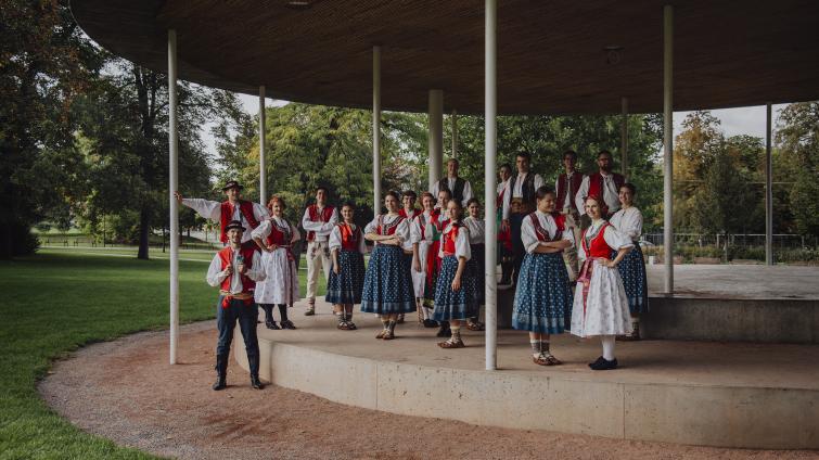 Zámecký ryneček o víkendu přinese vystoupení folkloristů i držitele Anděla