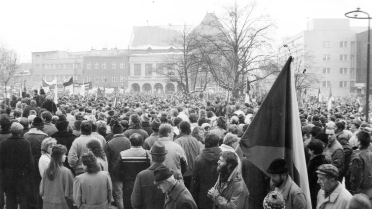 Stovka dobových fotografií, plakáty i videozáznamy. Sametovou revoluci ve Zlíně připomene unikátní výstava