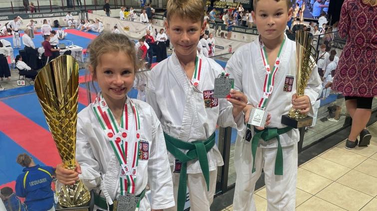 Mimořádný úspěch zlínského karate! Akademie karate Zlín získala na ME pět medailí, z toho jedno zlato