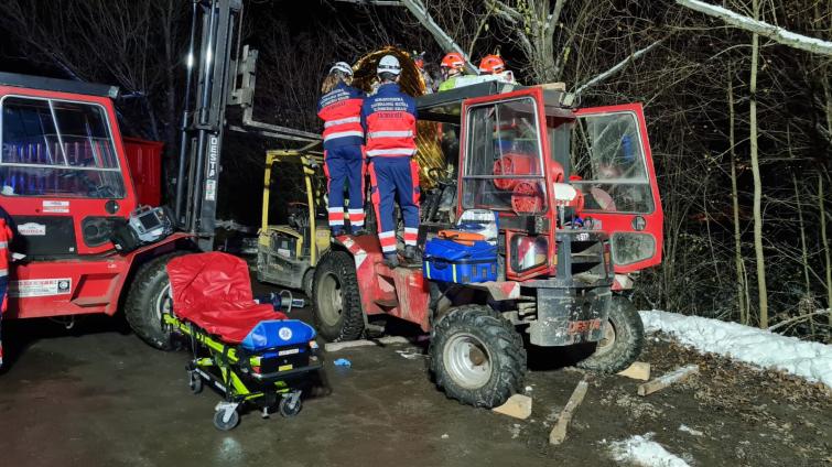 Muži se zaklínila ruka ve vysokozdvižném vozíku. Jeho záchrana trvala hodinu a půl 