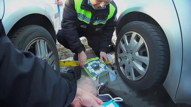 Starší muž byl zavřený v autě a nedýchal. Pohotoví strážníci mu za pomoci defibrilátoru zachránili život