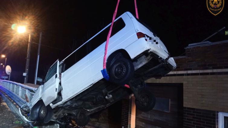 Dodávka skončila „zapíchnutá“ v zábradlí mostku. Řidič měl v krvi skoro 3 promile