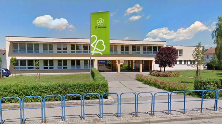 Na střeše ZŠ Kvítková vyrostla sdílená fotovoltaická elektrárna