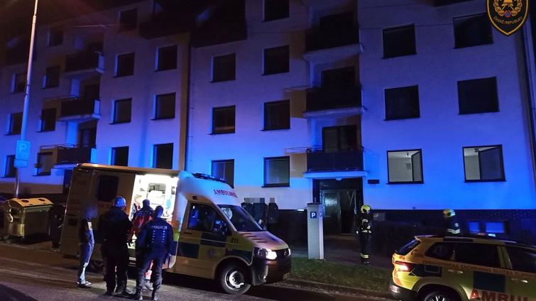 V Uherském Brodě se pět osob přiotrávilo oxidem uhelnatým. Hasiči evakuovali celý bytový dům