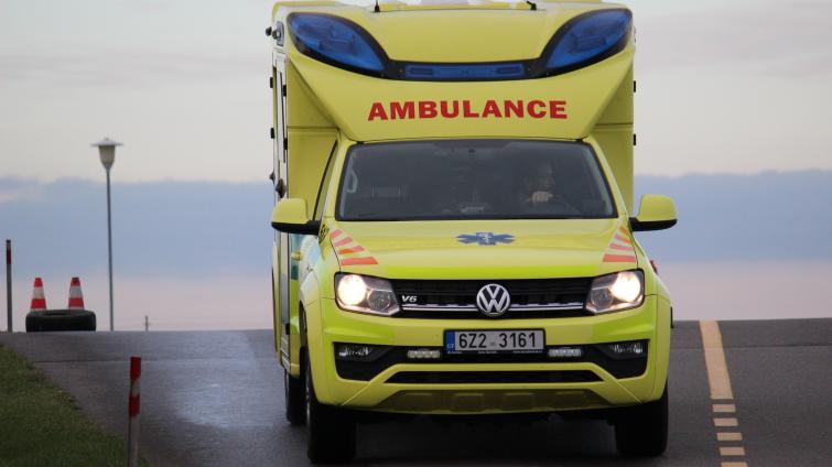 Padesátiletý cyklista utrpěl po srážce s automobilem těžká zranění