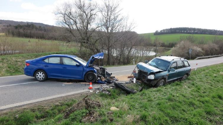 Hrozivě vypadající nehoda na Kroměřížsku si vyžádala tři zraněné
