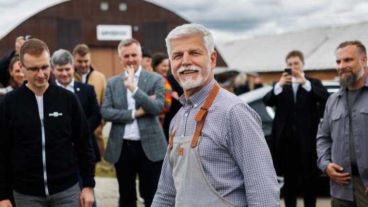 Prezident Pavel navštívil obuvnickou výrobu. Nejvíc ho zaujaly legendární Botasky