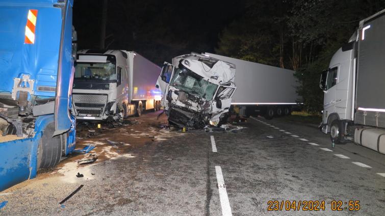 Tah na Slovensko uzavřela nehoda tří nákladních vozidel. Dva lidé se zranili