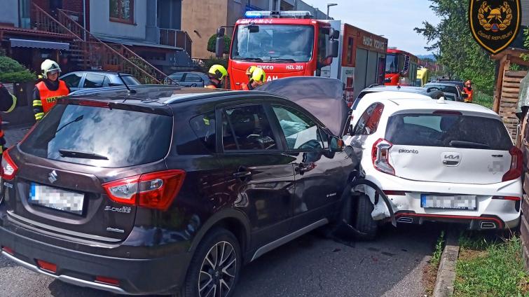 Hasiče ve svátek zaměstnaly tři dopravní nehody. Dvě z nich se neobešly bez zranění