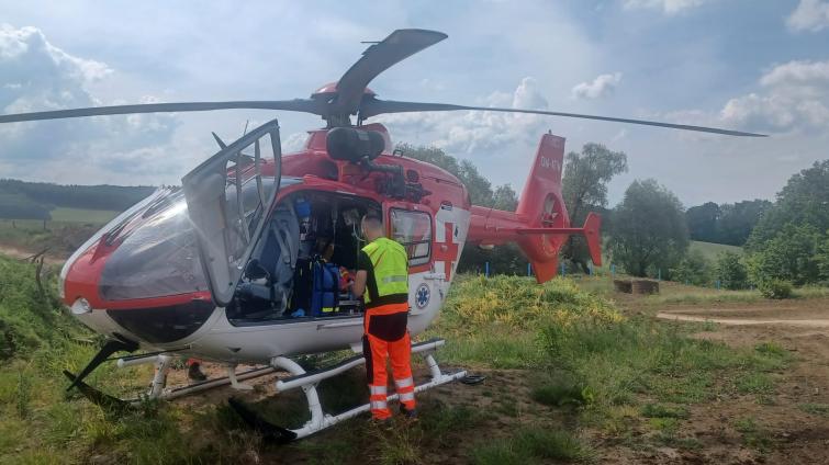 Pro mladého motorkáře musel letět vrtulník