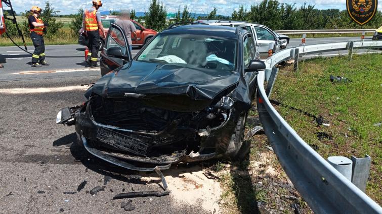 Nedělní série dopravních nehod: srážka aut u nájezdu na dálnici, převrácený osobák a havárka ve Zlíně u hřbitova