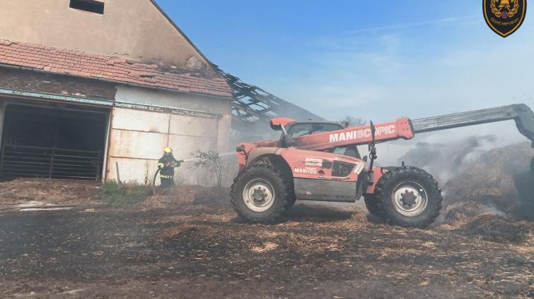 U požáru uskladněné slámy v Tupesích zasahovalo deset jednotek hasičů