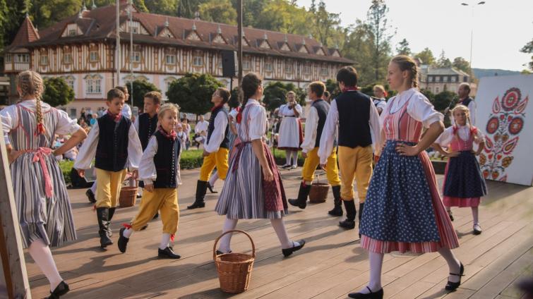 Srdce milovníků folkloru zaplesá! Luhačovice opět ožijí Písní a tancem