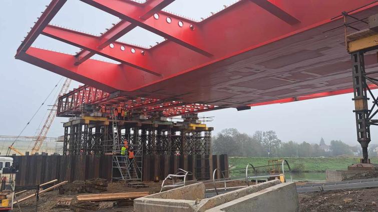 Unikátní dálniční most u Napajedel překlene Moravu díky třem výsunům