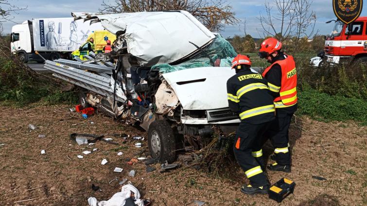 V Drslavicích narazil náklaďák do stromu a skončil v poli