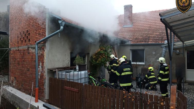 Za ranní požár v Hluku mohlo samovznícení textilie namočené v hořlavině