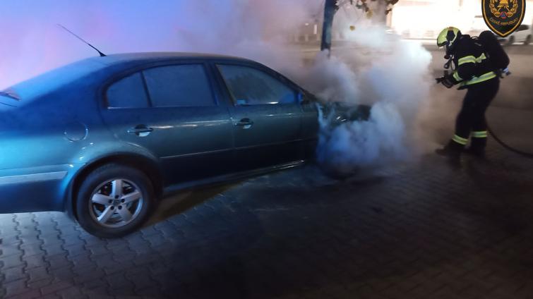 Tři požáry během pondělí. Největší rozruch vyvolalo hořící auto na parkovišti