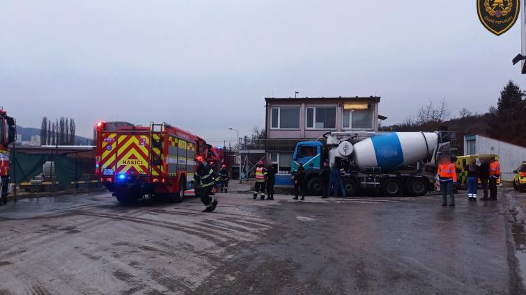 Muže v areálu Svitu přimáčklo nákladní auto ke zdi