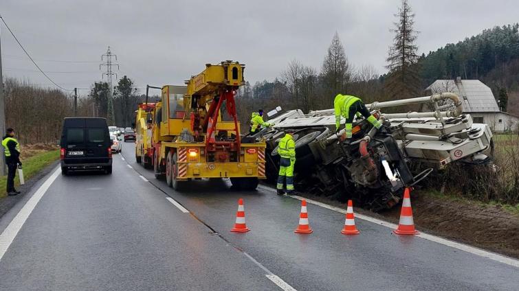 Nákladní automobil skončil v příkopu. Jeho řidič byl namol