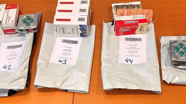 Zlínští celníci odhalili nelegální zboží za čtvrt milionu. Šlo o léky na mužskou potenci