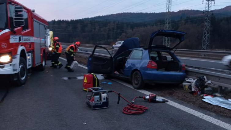 Zraněného řidiče museli z havarovaného vozidla vyprošťovat hasiči